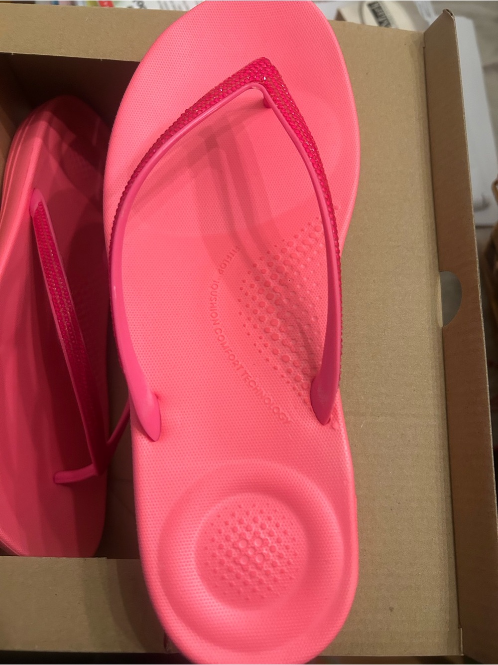 NWT Iquishion Pink Comfort Flip-Flop Sandals, size 8.5